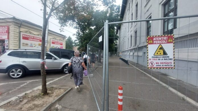 Trotuarul din fața Colegiului Național „Mihai Eminescu” din Buzău este închis de peste o lună
