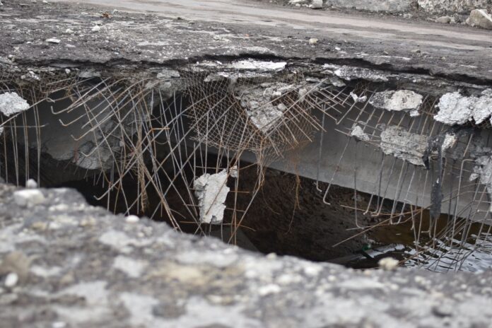 Pod avariat grav de un TIR pe DN12A, la Ciobănuș. Drumul este blocat