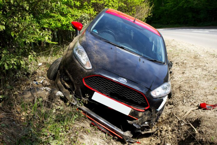 Doi tineri au ajuns la spital după ce mașina a ieșit de pe șosea și a ajuns într-o prăpastie, la Săpoca