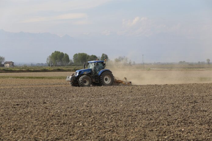 Un fermier din Buzău a renunțat la plug și seamănă direct în miriște pentru a păstra apa în sol