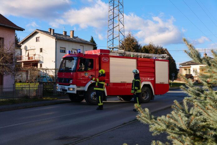 Jandarmii buzoieni au strâns materiale de construcții pentru o familie rămasă fără casă după un incendiu
