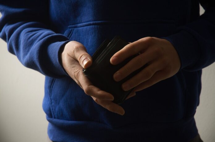 Un adolescent din Râmnicu Sărat a predat poliției un portofel cu bani, acte și carduri