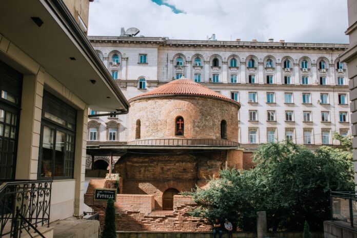 Vlad Zamfirescu, Șerban Pavlu și Gheorghe Ifrim joacă „Artă” la Teatrul „George Ciprian” din Buzău