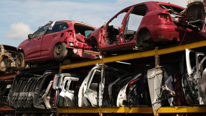 Amendă de 10.000 de lei la Dărmănești pentru dezmembrarea auto fără autorizație. 25 de vehicule, găsite pe amplasament