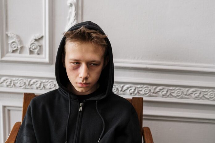 Buzău: Un adolescent de 14 ani ar fi aruncat un indicator metalic de la etajul al zecelea