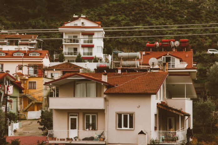 Un balcon cu panouri fotovoltaice, observat la un bloc din Buzău