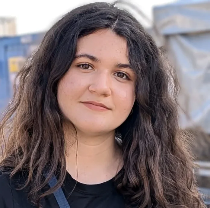 La aproape 17 ani, o elevă din Buzău conduce redacția unei publicații rock
