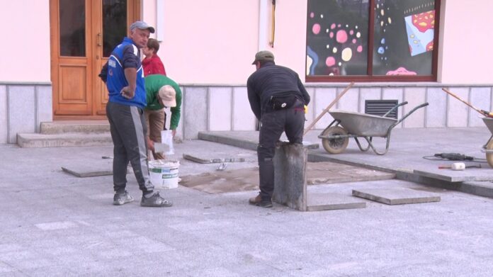 Lucrări de curățenie și reparații pe platoul din Piața Daciei, în Buzău