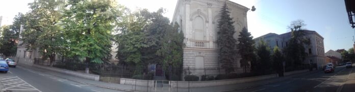 Țigle desprinse din acoperișul Colegiului „Mihai Eminescu” din Buzău. Trotuarul a fost închis