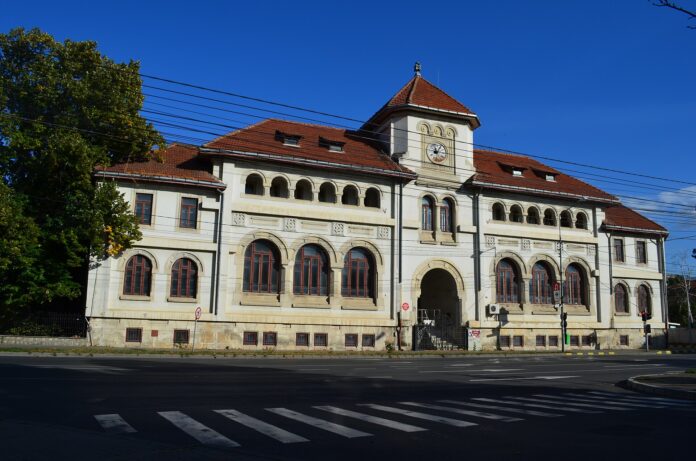 Doi polițiști, trimiși în judecată de DNA după ce o autospecială fără RCA ar fi fost scutită de amendă