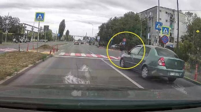 Elevă surprinsă în timp ce traversează pe zebră, la un pas de a fi lovită de o mașină în Buzău
