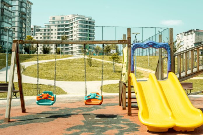 Primul loc de joacă public din cartierul Simileasca a fost construit