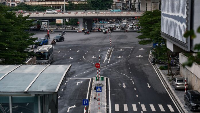 Motocicletele și mopedele ar putea circula pe benzile pentru autobuze. Ce obligații ar avea primăriile