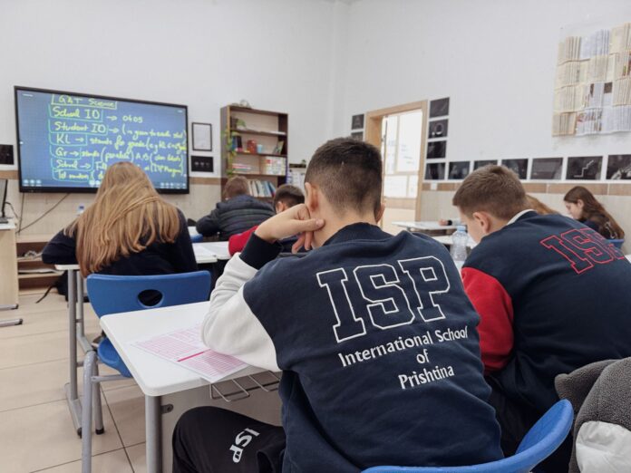 Studiu World Vision România: școala îi ajută pe elevi să învețe, dar îi pregătește mai puțin pentru viața adultă