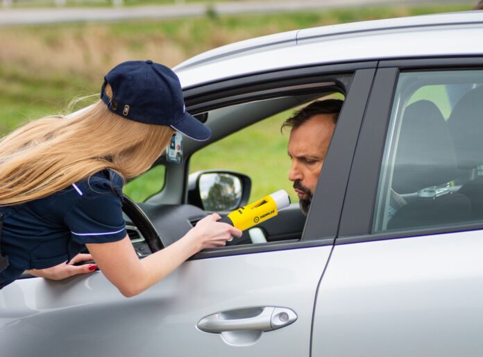 Șofer cercetat penal după ce ar fi oferit 550 de lei unui polițist, pe Autostrada A7, în Buzău