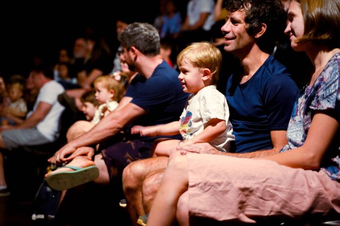 Aproximativ 650 de copii au participat la reprezentațiile „Cenușăreasa” de la Teatrul „George Ciprian”