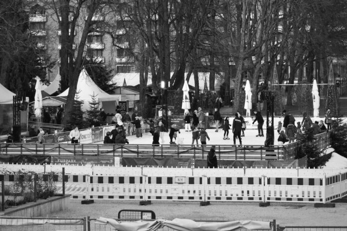 Patinoar mobil în Parcul Crâng din Buzău. Amenajarea depinde de suplimentarea temporară a puterii electrice