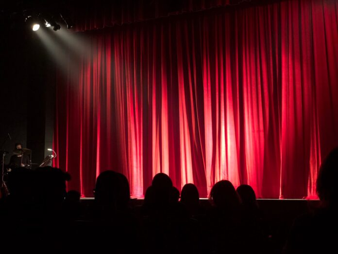 Premiera națională a comediei „Cine-a fost în patul meu?” are loc la Buzău, pe 15 octombrie
